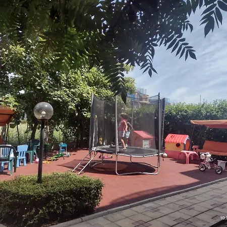 Апартамент на градина